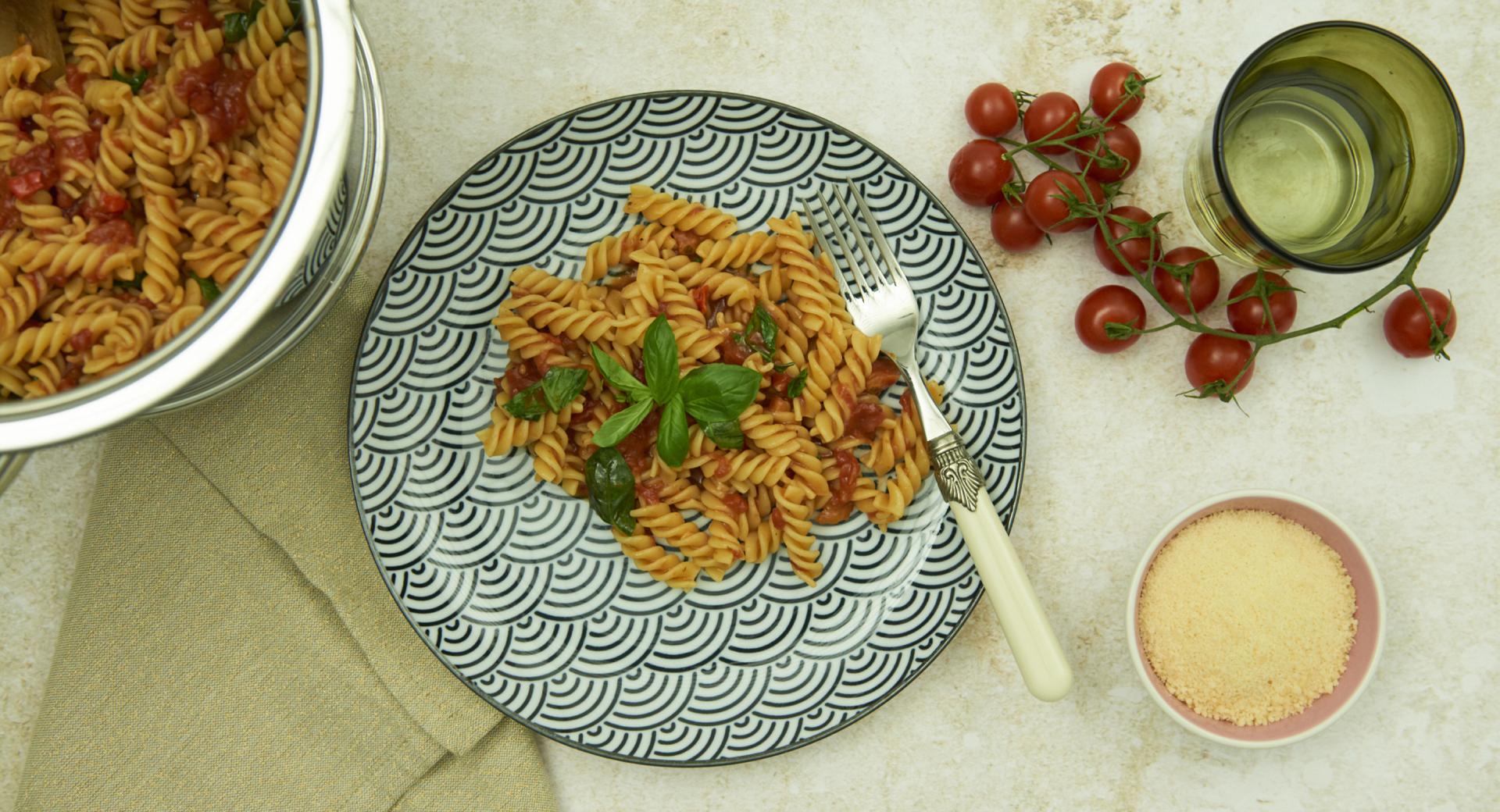 One-Pot-Pasta: Fusilli with tomato sauce