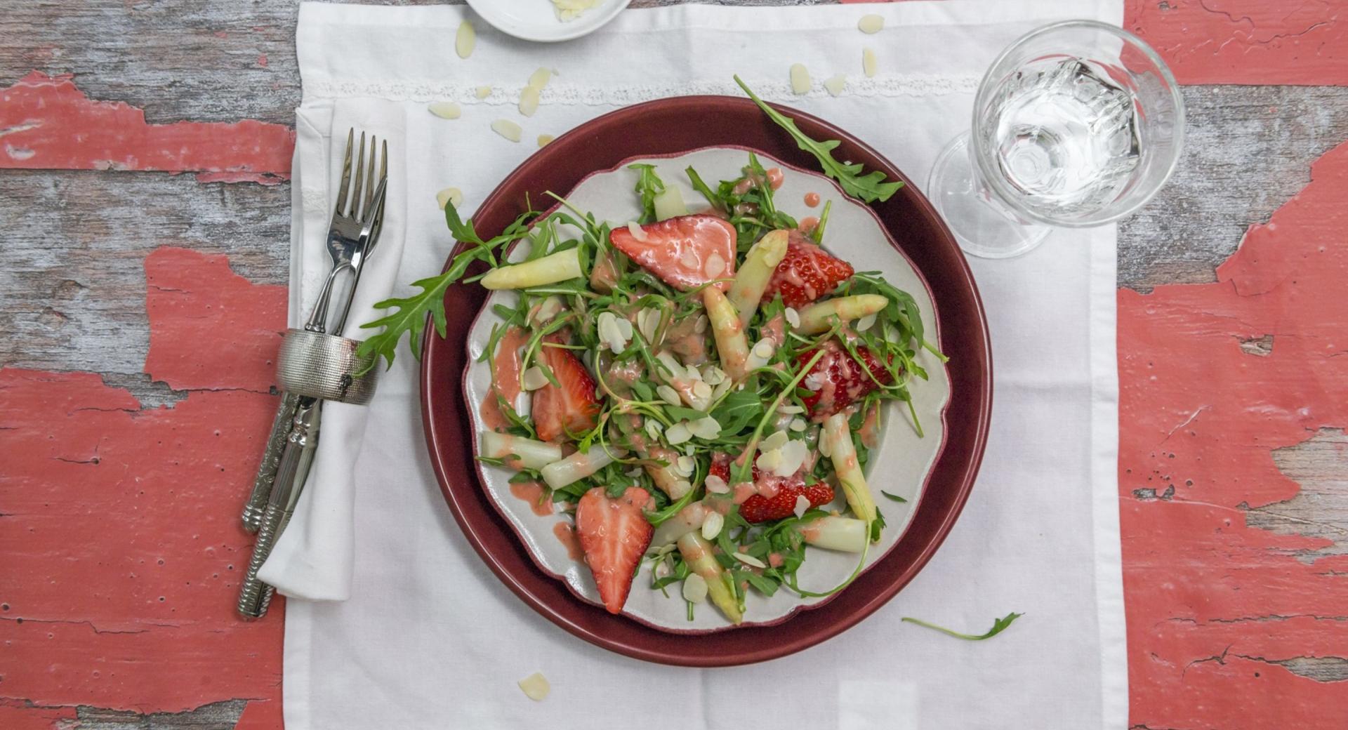 Asparagus salad with strawberries