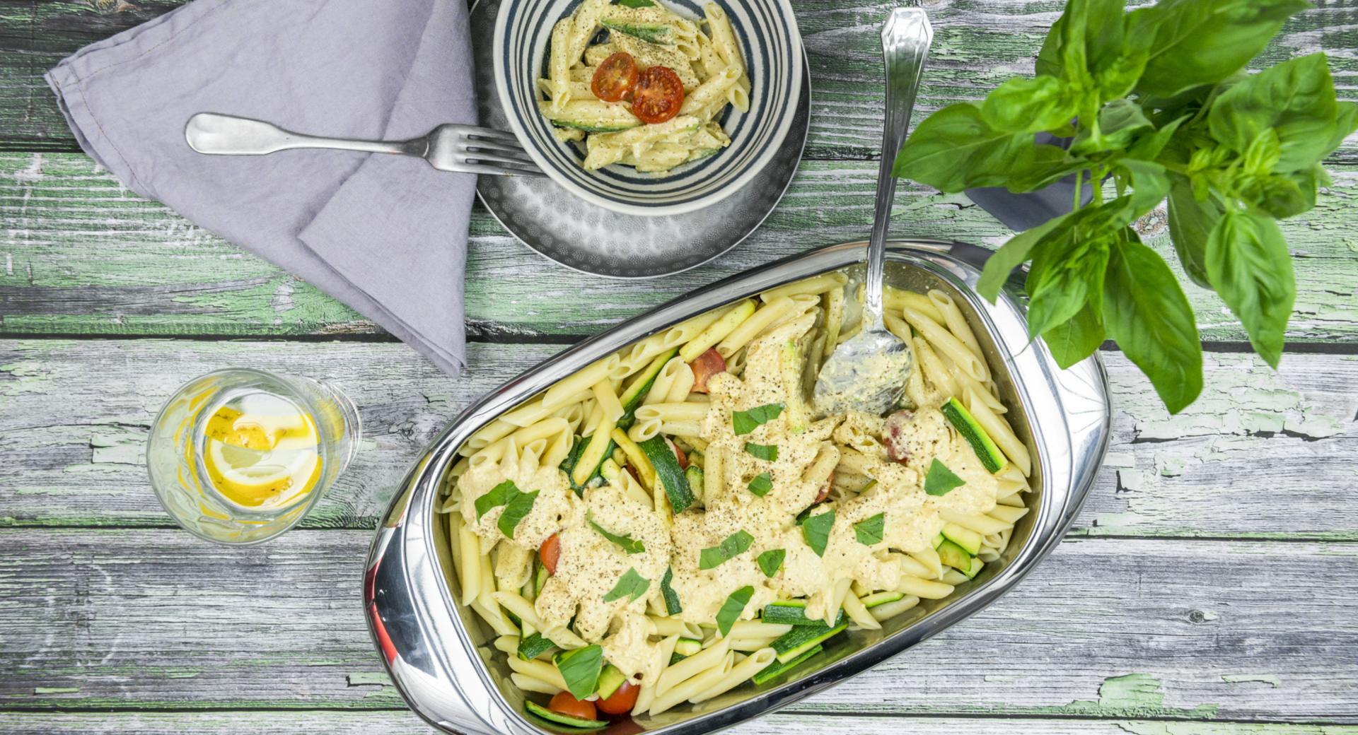 Pasta and zucchini salad with sheep's cheese dressing