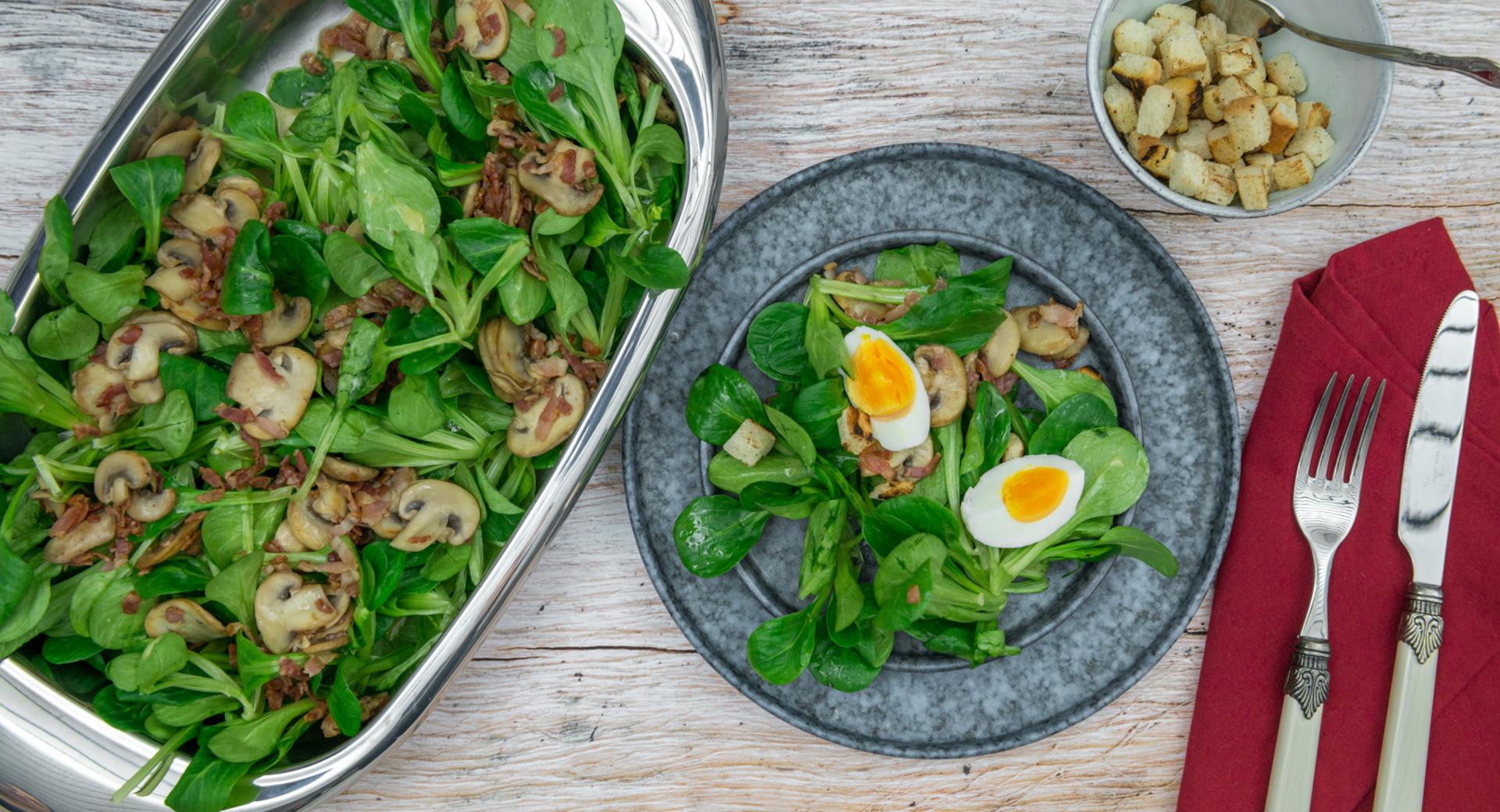 Lamb's lettuce with bacon and mushrooms 