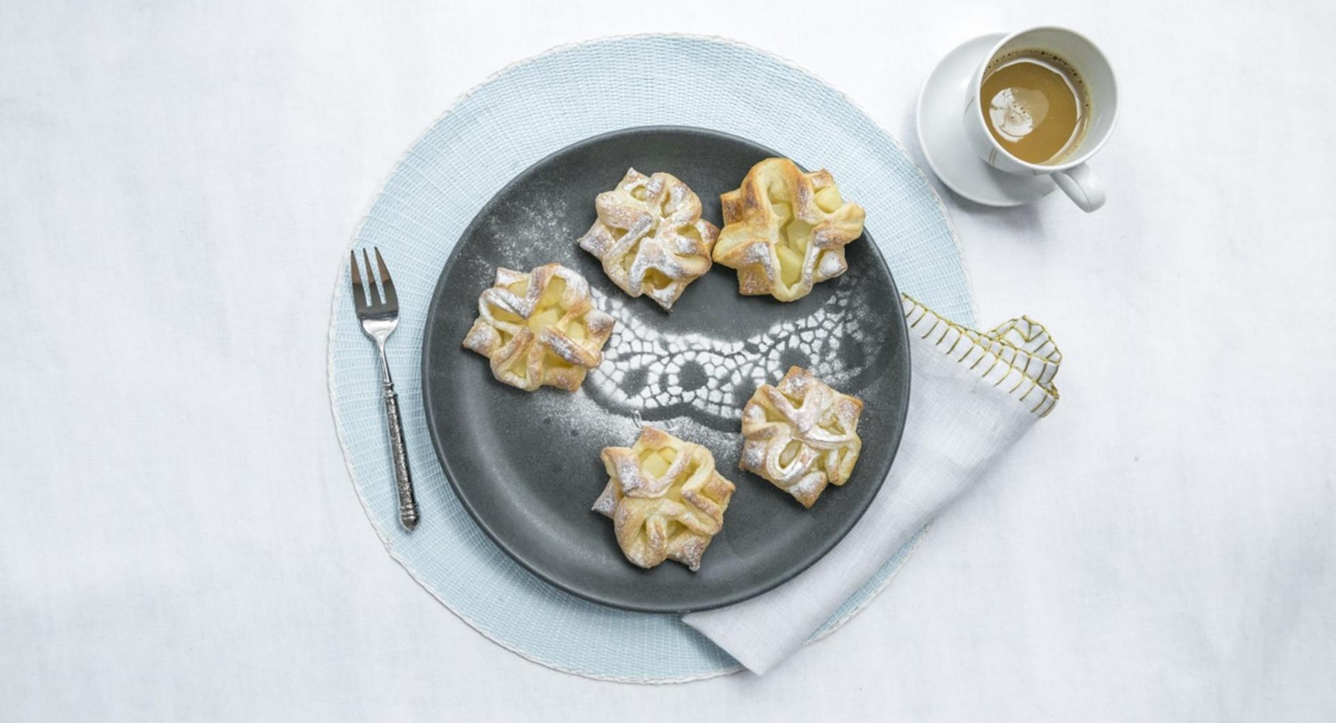Sloiki (puff pastries with pear)