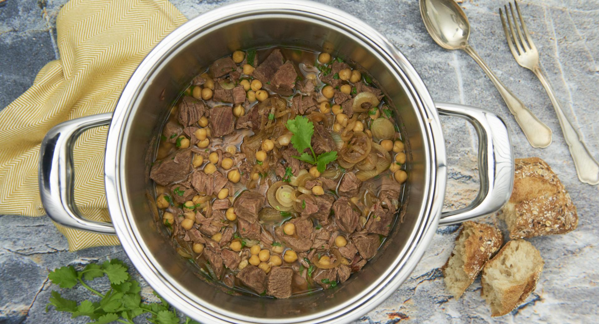 Beef stew with chickpeas and fried onions