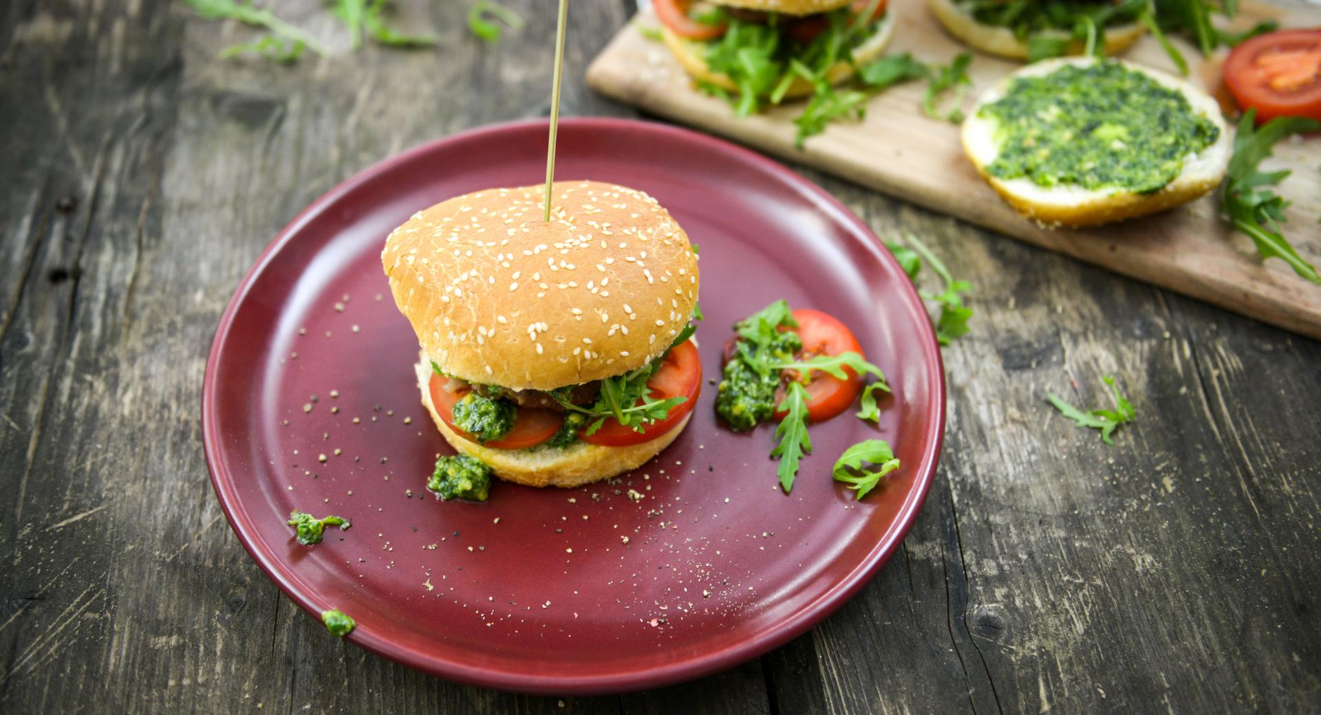 Hamburger with pesto 