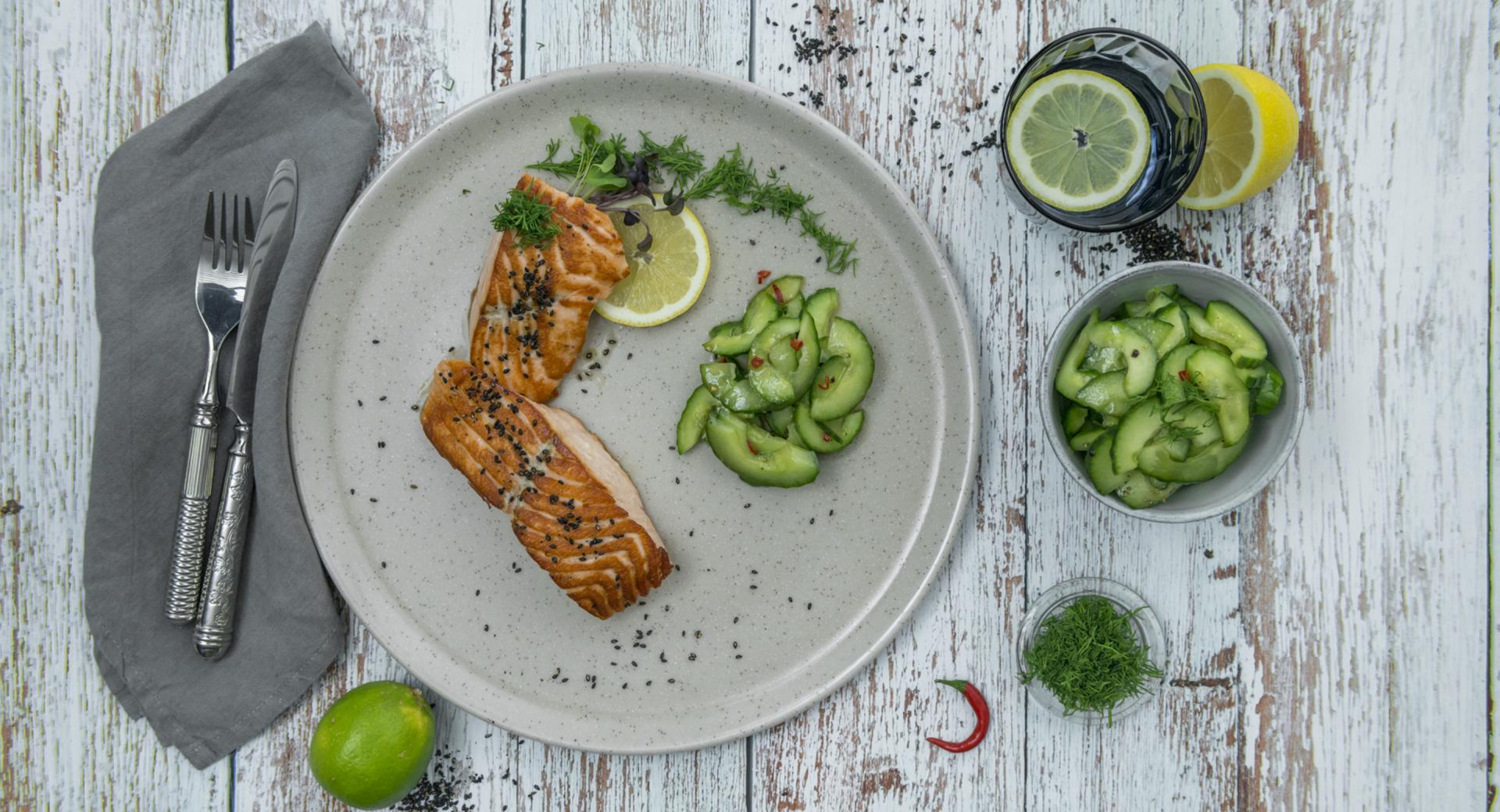 Salmon filet with chili and cucumber salad