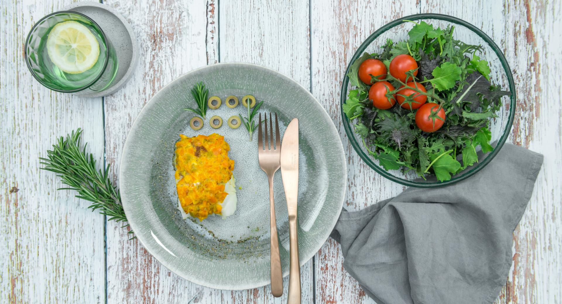 Fish fillet with bell pepper and olive crust