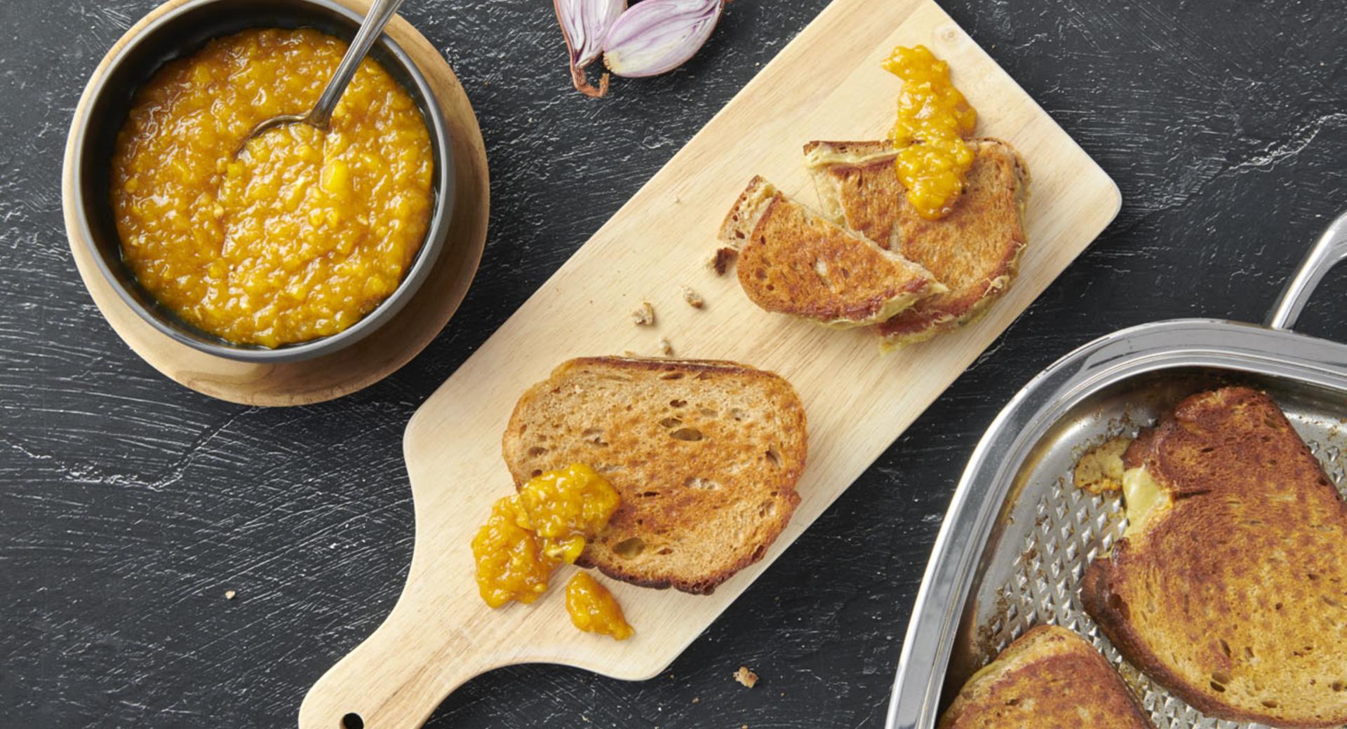 Crispy sandwich with mango chutney