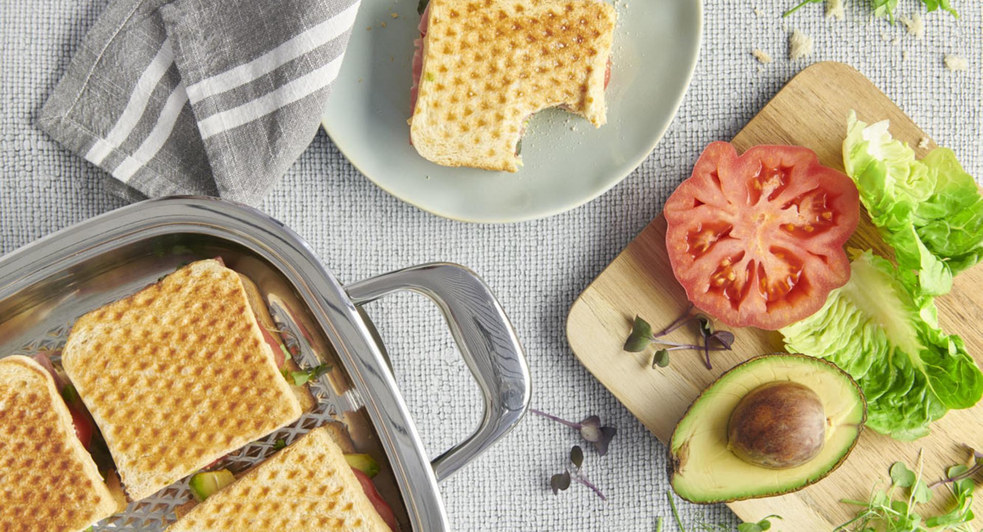 Sandwich toast with avocado