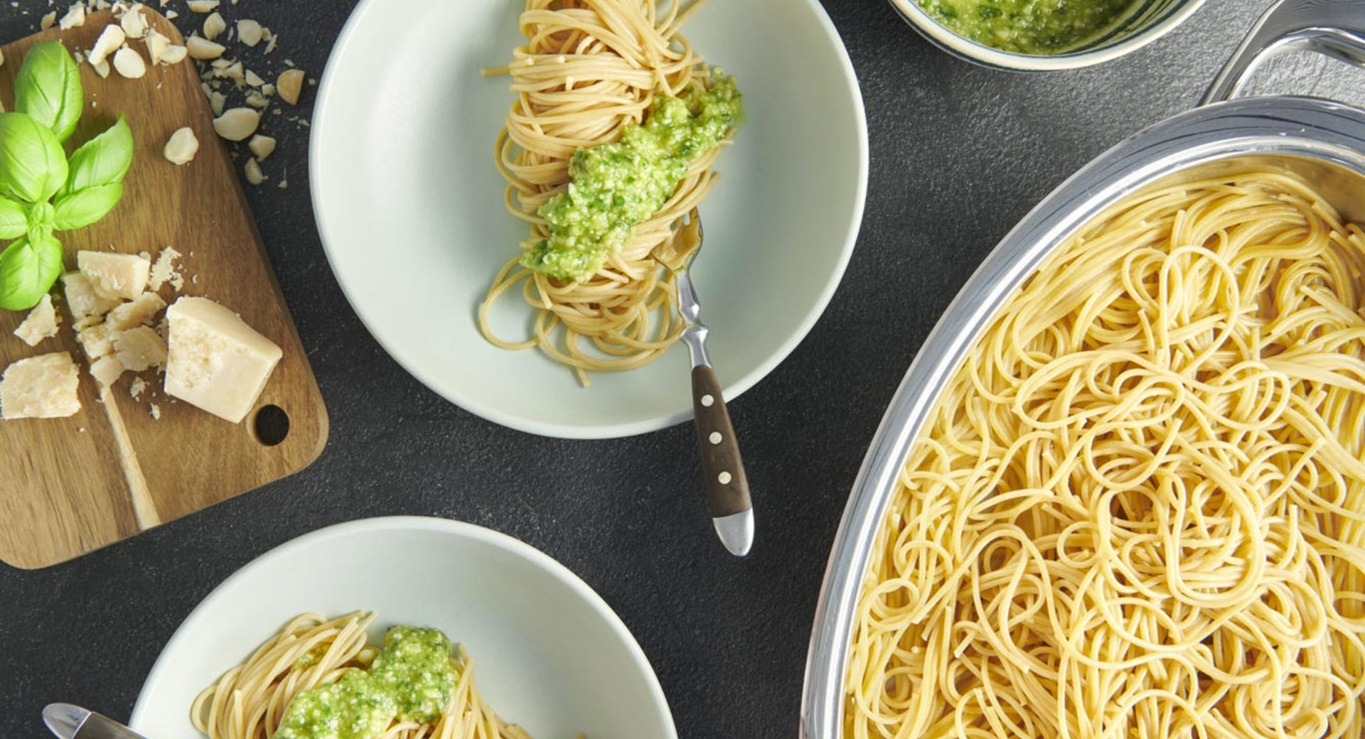 Spaghetti with macadamia pesto