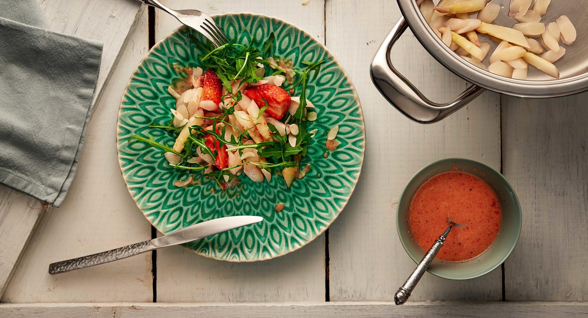 Asparagus and strawberry salad 