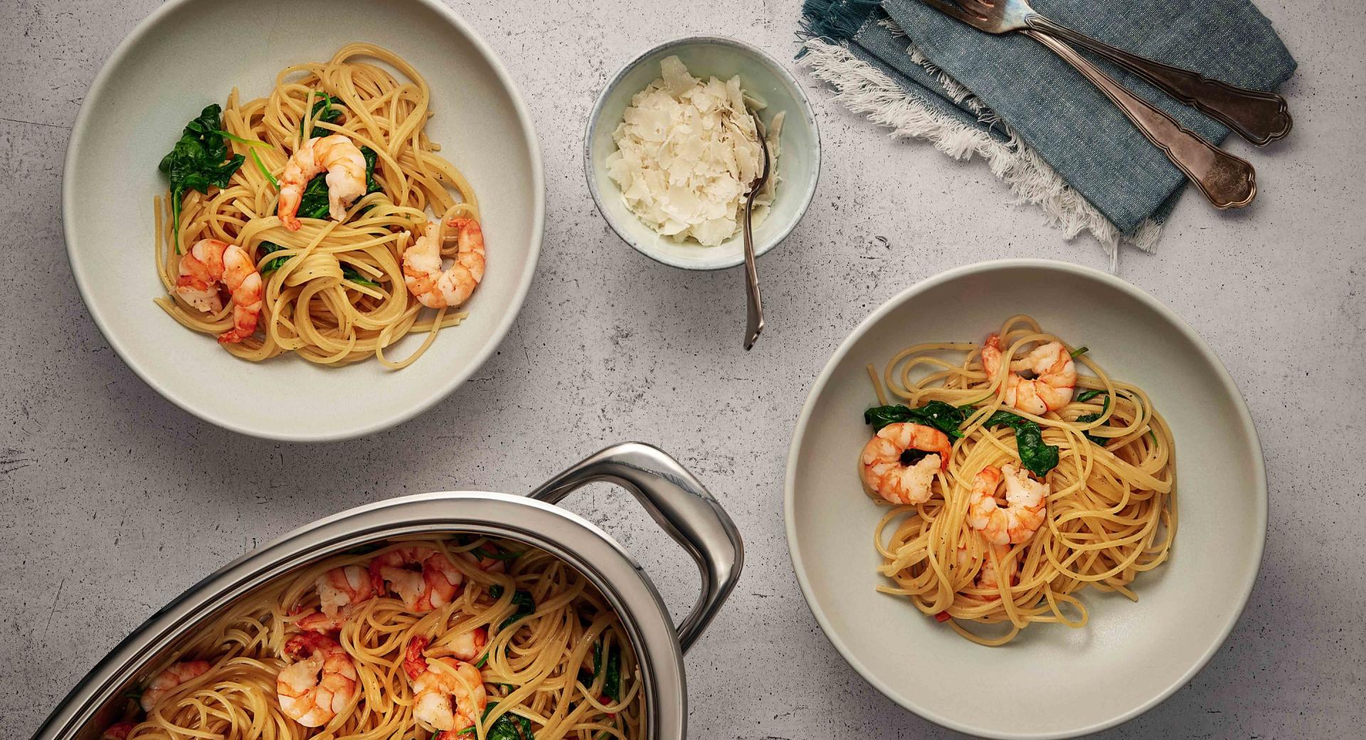 Spaghetti with shrimp and spinach