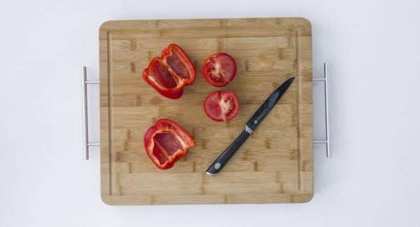 Peel and chop onions and garlic. Cut pepper and tomato into small cubes.