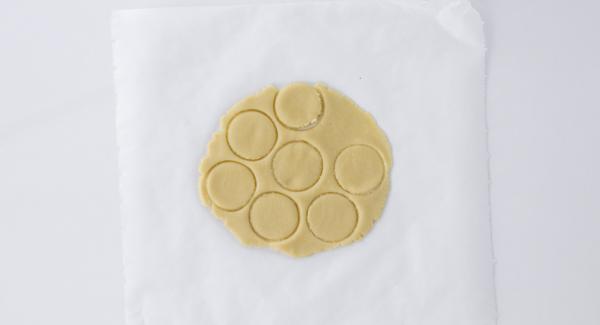 Extend dough with rolling pin (1 cm thick) and shape as desired.