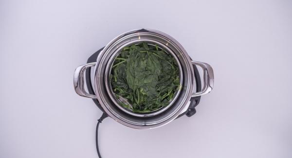 At the end of cooking time, take out the spinach, drain it and leave to cool inside the Combi Bowl.