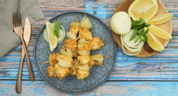 Serve skewers with lemon slices, onion rings and mint leaves