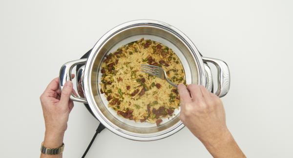 Loosen the couscous with a fork and add the rest of the water (approx. 100 ml). Enter approx. 4 minutes cooking time  in the Audiotherm, fit it on Visiotherm and turn it until the steam symbol appears.