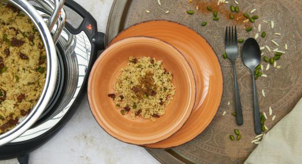 Loosen the couscous with a fork and add the rest of the water (approx. 100 ml). Enter approx. 4 minutes cooking time  in the Audiotherm, fit it on Visiotherm and turn it until the steam symbol appears.