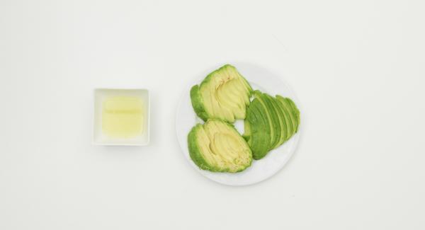 Squeeze the lime, clean the avocado, cut into slices and sprinkle with lime juice.