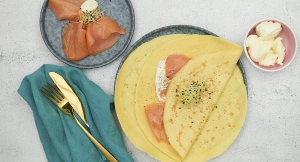 Spread the cream cheese mixed with horseradish and smoked salmon over the cooled crêpes.