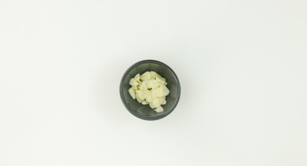 Chop the onion into small cubes using the Quick Cut. Chop the garlic into slices.