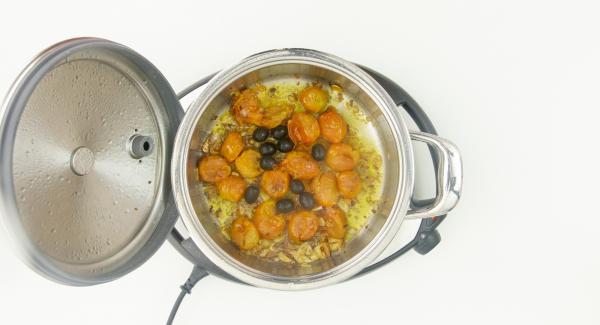 As soon as the Audiotherm beeps on reaching the steam window, open and add the olives in slices and the pieces of cod.
