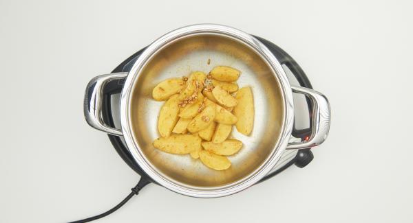 As soon as the Audiotherm beeps on reaching the roasting window, remove the lid, turn the potatoes and place Eurasia in the inverted lid.