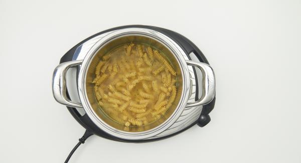 Mix noodles and vegetable broth in a pot and close with Secuquick softline. Place pot on Navigenio and set it at  "A". Switch on Audiotherm, enter approx. 1 minute cooking time in the Audiotherm, fit it on Visiotherm and turn it until the soft symbol appears.