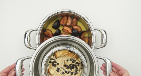 Place the combi sieve insert on top and place the combi bowl in it. Close with EasyQuick with 24 cm sealing ring.