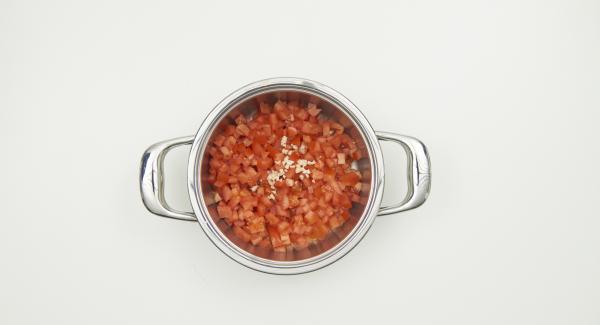 For the sauce, clean and dice the tomatoes, peel and finely dice the garlic, mix with the chilli flakes, sugar and water in the pot.