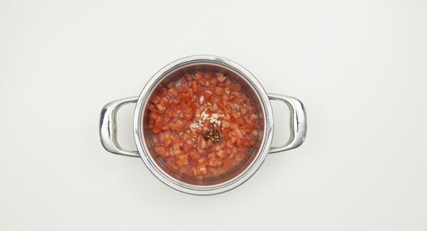 For the sauce, clean and dice the tomatoes, peel and finely dice the garlic, mix with the chilli flakes, sugar and water in the pot.