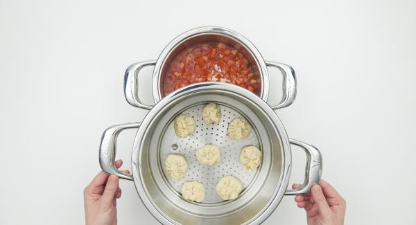 Place the combi sieve insert on the pot and close with EasyQuick with sealing ring 24 cm.