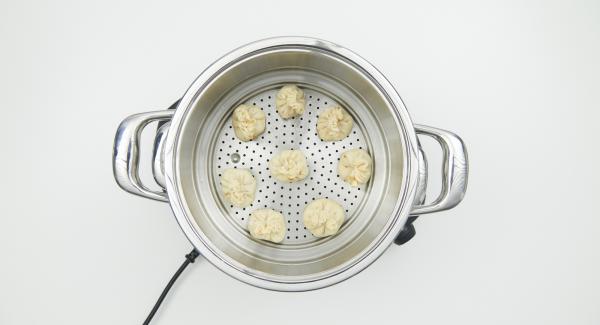 Place the combi sieve insert on the pot and close with EasyQuick with sealing ring 24 cm.