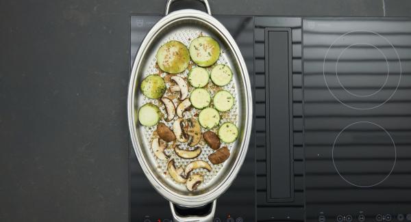 As soon as the Audiotherm beeps on reaching the roasting window, set stove at low level. Roast the shrimps on both sides until they turn red, remove them and roast all the vegetables in portions for a short time.