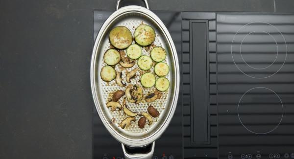 As soon as the Audiotherm beeps on reaching the roasting window, set stove at low level. Roast the shrimps on both sides until they turn red, remove them and roast all the vegetables in portions for a short time.