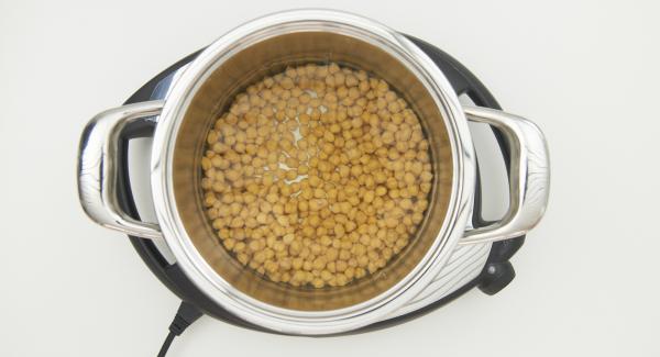 Drain chickpeas on a sieve and rinse. Mix with the fresh water and salt in the pot. Place pot on Navigenio and close with Secuquick softline.