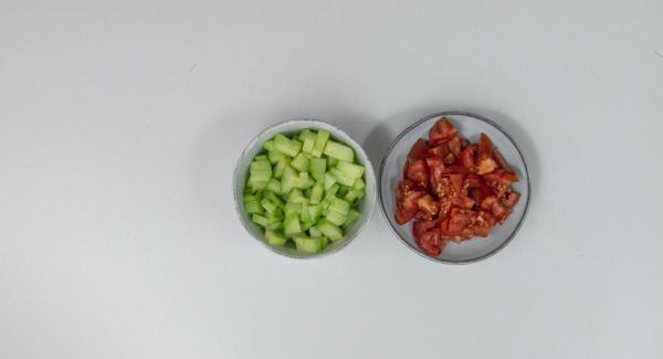 Clean the tomatoes, peel the cucumber and remove the seeds. Cut both into small cubes.