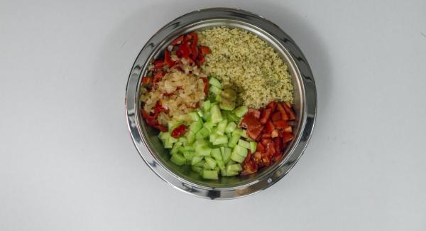 Dissolve the cooked bulgur, season with salt, pepper and cumin. Add the pepper/onion mixture, tomatoes, cucumber, olive oil and lemon juice and season to taste.