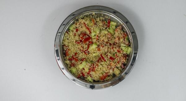 Dissolve the cooked bulgur, season with salt, pepper and cumin. Add the pepper/onion mixture, tomatoes, cucumber, olive oil and lemon juice and season to taste.