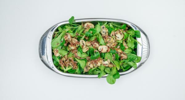 Mix the salad in a flat bowl with the marinade. Spread on plates, add bacon and mushrooms.