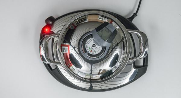 As soon as the Audiotherm beeps on reaching the roasting window, roast onion briefly and add the Paprika. Cover with the lid, switch on Audiotherm, enter approx. 2 minutes cooking time in the Audiotherm, fit it on Visiotherm and turn it until the vegetable symbol appears.