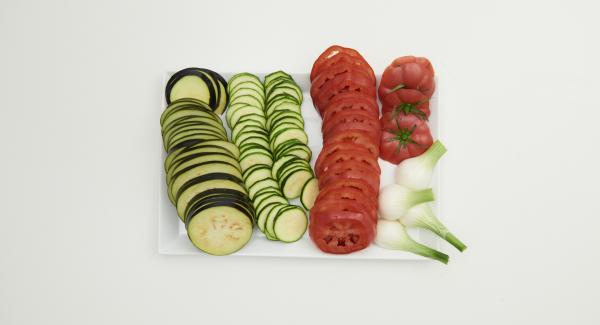 Clean the eggplant and zucchini and cut into thin slices. Clean the spring onions, cut them into 6 cm long pieces and cut the white part in half lengthwise. Cut a lid from each tomato at the base of the stem and put aside. Slice the rest of the tomatoes.
