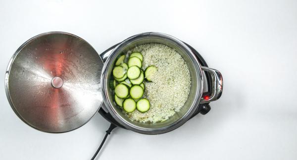 Add risotto rice and zucchini and roast briefly. Add the vegetable stock, stir and close with Secuquick softline.