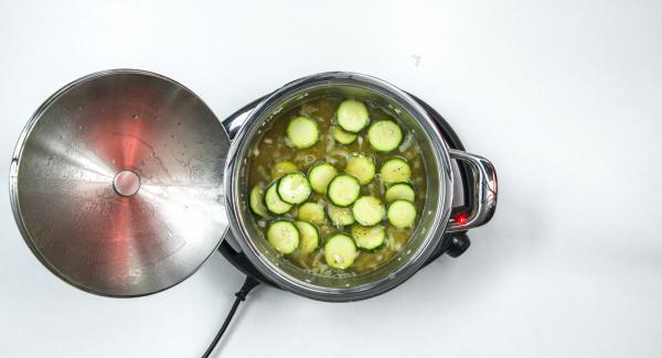Add risotto rice and zucchini and roast briefly. Add the vegetable stock, stir and close with Secuquick softline.