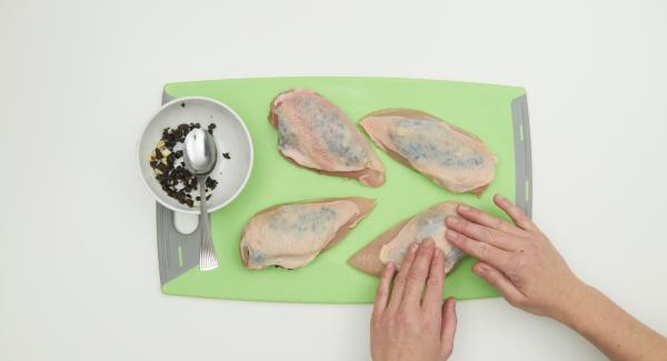 With the chicken breasts, carefully with the fingers over an opening, separate the skin from the meat and fill in garlic olive mixture, press firmly.