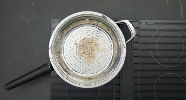 Put the shallots in HotPan. Put the lid on, place on stove and set at highest level. Switch on Audiotherm, fit it on Visiotherm and turn it until the roasting symbol appears.