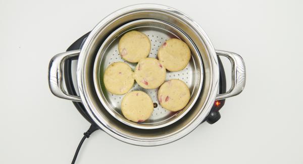 Then place the pot in the inverted lid, place Navigenio overhead and set at low level. While the Navigenio flashes red/blue, enter approx. 7 minutes in the Audiotherm and bake light brown.