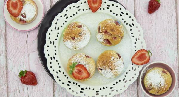 Let the muffins cool down and serve sprinkled with icing sugar.