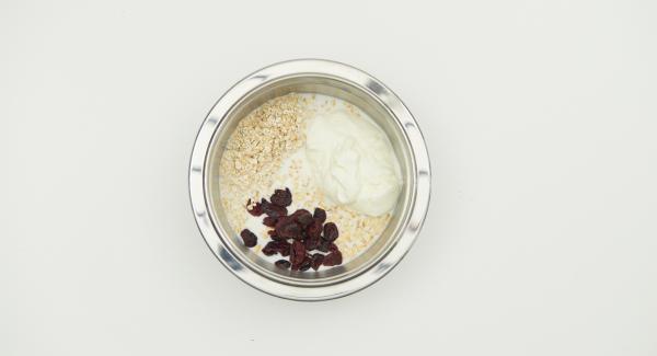 Put the oat flakes and cranberries in a bowl. Mix with milk and yoghurt and leave to soak for about 30 minutes.