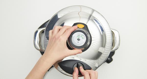 Place pot on Navigenio and add 150 ml of water. Place the Softiera insert in pot and close with Secuquick softline.