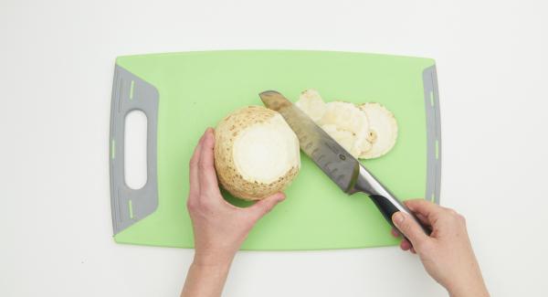 Peel the celery and potatoes, cut both into small cubes and place them in the Softiera insert.