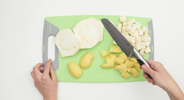 Peel the celery and potatoes, cut both into small cubes and place them in the Softiera insert.